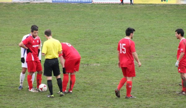 El colegiado granadino fue el triste protagonista del partido al expulsar a cinco jugadores.