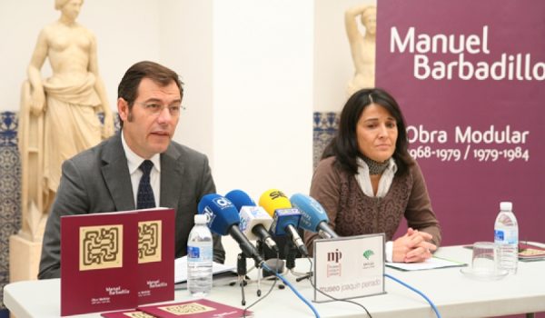 Emilio Martín, representante de la Fundación Unicaja, y Emilia Garrido, directora del Museo Joaquín Peinado.