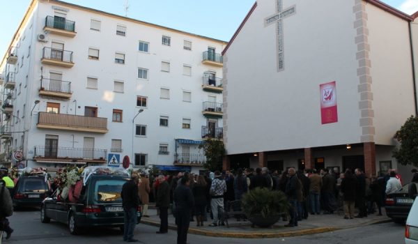 La iglesia de San Cristóbal se quedó pequeña y durante el funeral la plaza Magistrado Antonio Cantos seguía llena de rondeños.