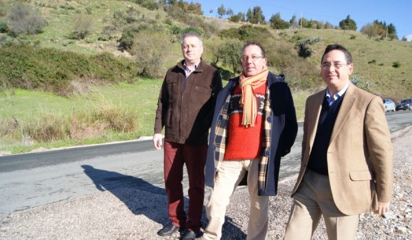 Daniel Castilla, parlamentario andaluz, junto a los alcaldes de Gaucín y Benarrabá.