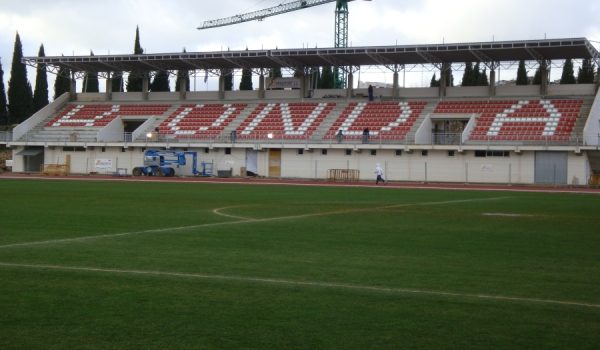 Nuevos asientos del graderío principal de la Ciudad Deportiva.