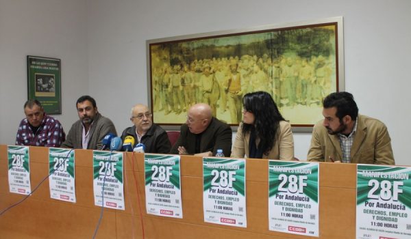 Representantes de los sindicatos CC.OO. y UGT y de partidos políticos, durante la rueda de prensa celebrada esta mañana.