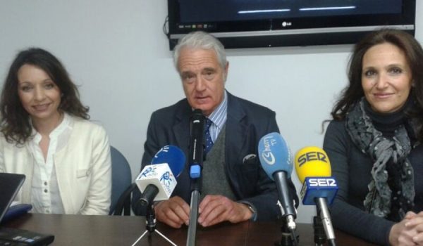 El autor de la obra, Joaquín Santaella, acompañado de las delegadas municipales.