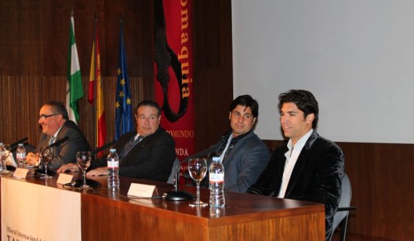 La mesa de debate basada en la dinastía de los Ordóñez ha estado dirigida por el peridista taurino Emilio Trigo.