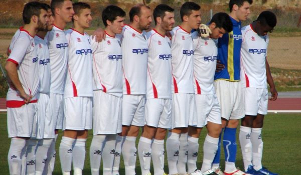 Antes del inicio del encuentro se guardó un emotivo minuto de silencio en memoria de Paco Gamero y David Gallego.