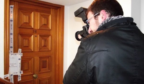 En este inmueble de la Calle Chica se producía el suceso a las 22:55 horas de ayer lunes.