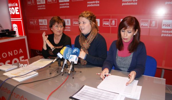 La portavoz local del PSOE,Teresa Valdenebro, junto a Marisa Bustinduy e Inmaculada Agüera.