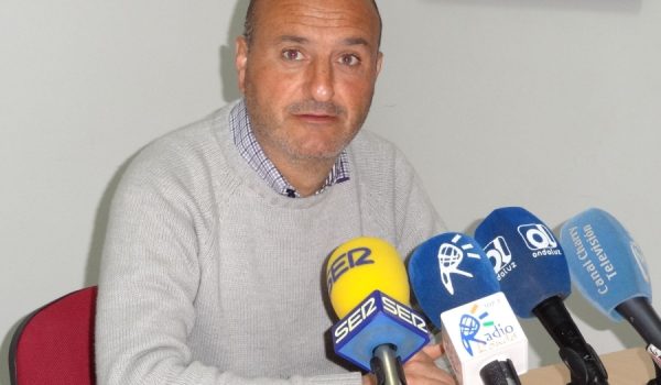 El delegado de Medio Ambiente, Rafael Flores, ha recomendado a los participantes llevar pequeñas palas y otras herramientas.