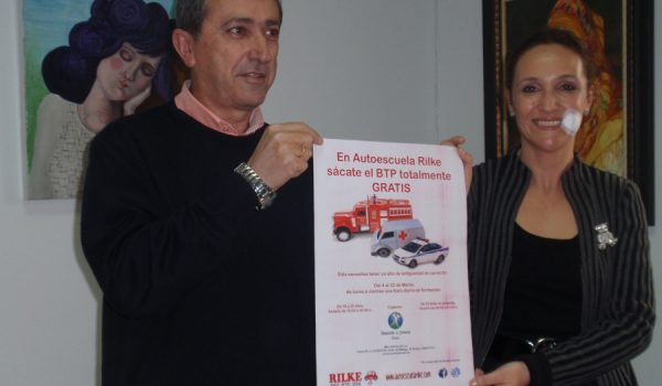 Luis Almagro, gerente de Autoescuela Rilke, y María José Zarzavilla, edil de Juventud.
