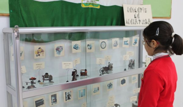 Una de las exposiciones cuenta con réplicas de inventos que han ido evolucionando a lo largo de la historia como la cámara fotográfica o la plancha.