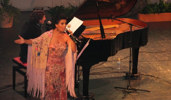 La jerezana María José Santiago comenzó su actuación acompañada al piano por Arturo Pareja Obregón.