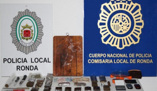 Se han incautado un kilo y medio de hachís, 650 euros en efectivo y útiles para la venta de la sustancia.