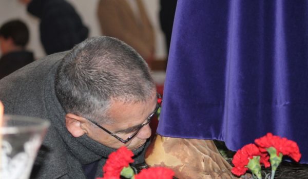 Personas de todas las edades han pasado hoy por la iglesia de Padre Jesús para expresar su fe.