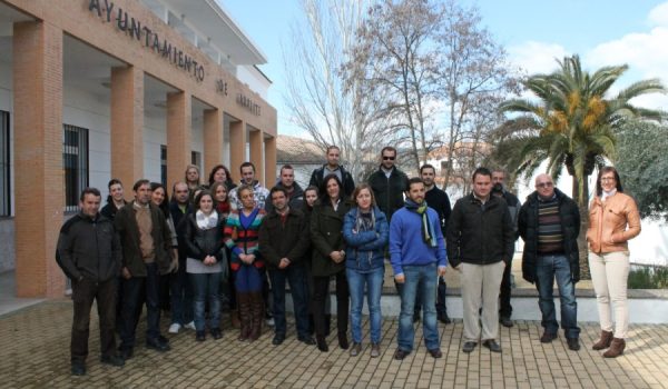 Los veinte alumnos y el personal del Taller de Empleo Arroyo de la Ventilla han posado junto al Ayuntamiento de Arriate.