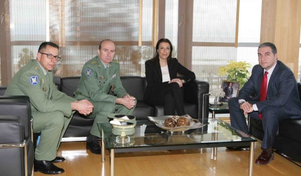 Representantes del Tercio Alejandro Farnesio, junto a la alcaldesa de Ronda y el presidente de la Diputación de Málaga.