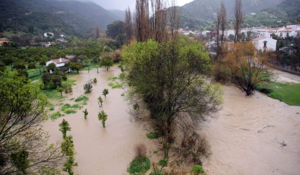 El posible desbordamiento del río Guadiaro mantiene en alerta a los vecinos de la Estación de Jimera.