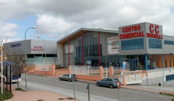 Imagen de las dos naves comerciales donde se produjeron los robos.