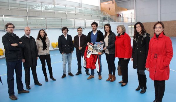 Óscar y Samuel, hijos de Cristóbal Guerrero, junto a representantes del equipo de gobierno.