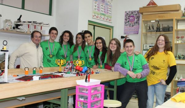 Imagen de los alumnos del IES Rodríguez Delgado que el domingo lograron el primer premio provincial en el Parque Tecnológico de Málaga.