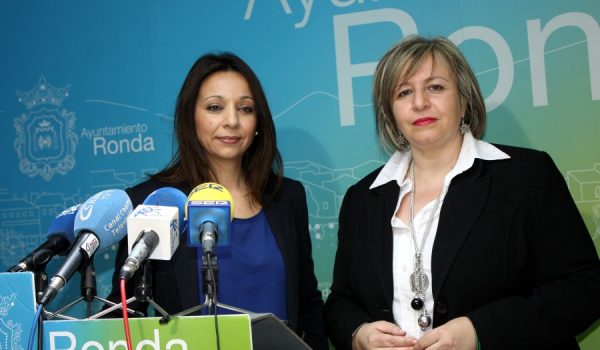 La consejera delegada de SOLIARSA, Isabel María Barriga, y la concejal de Bienestar Social, Concha Muñoz.