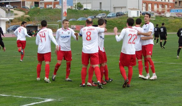 Los rondeños celebran el gol de Corbacho, que abrió el marcador a los veinte minutos.