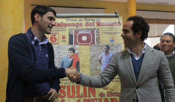 Jesulín de Ubrique y Rafael Tejada, junto al cartel anunciador del festejo.