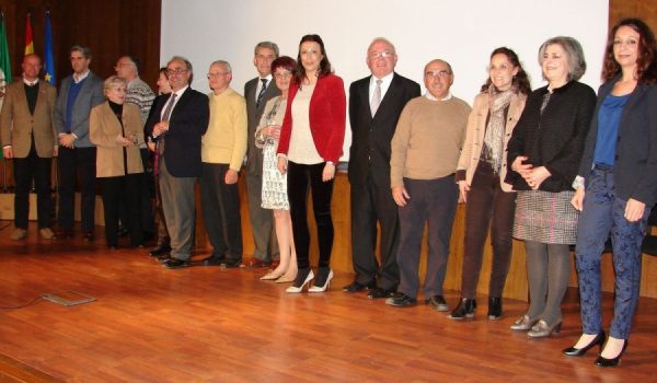 Representación de los docentes que recibieron ayer su reconocimiento.