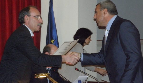 Pepe Montes, recibiendo la distinción.