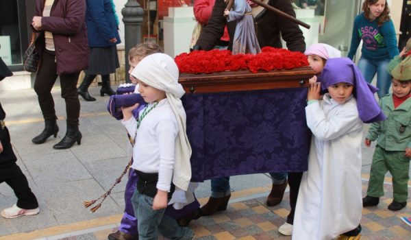 Niños portando la imagen de Nuestro Padre Jesús.