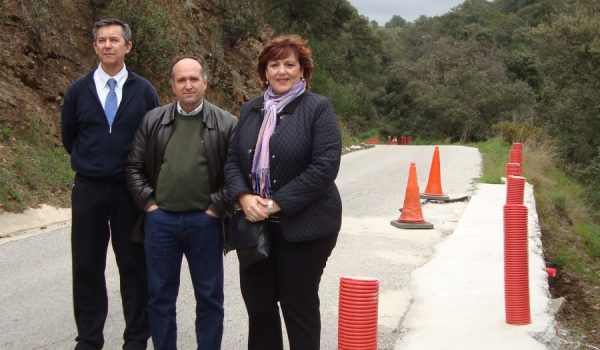María Antigua Escalera, a la derecha, junto al Alcalde de Faraján y el Gerente del Área Sanitaria de la Serranía