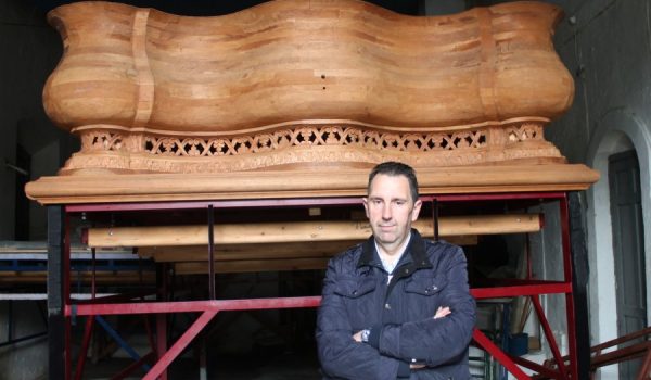 Juan Carlos Marín, junto al paso de Nuestro Padre Jesús del Prendimiento.