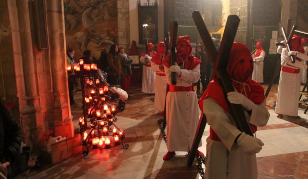 En el interior de Santa María los hermanos de fila y penitentes han guardado un riguroso orden.