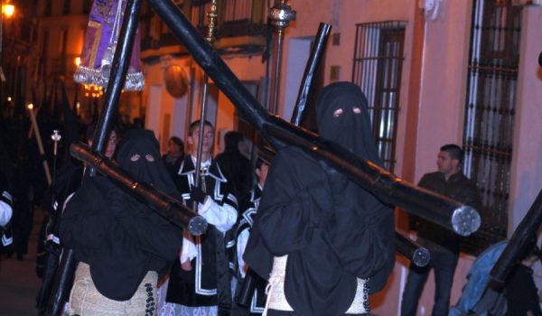 Penitentes de la hermandad, durante su paso por la calle Armiñán en dirección al Puente Nuevo.