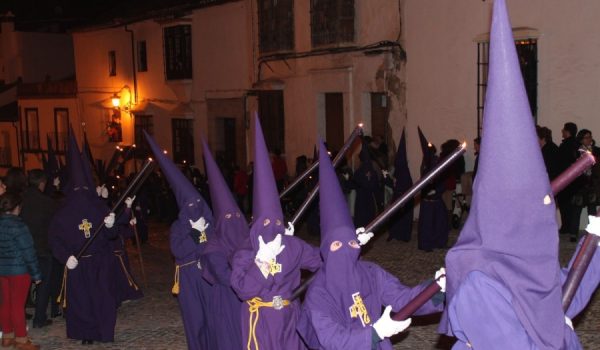Hermanos de Padre Jesús, en la subida por la cuesta de Santa Cecilia.