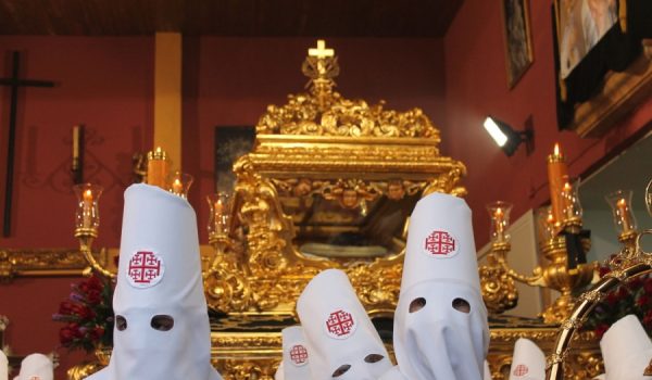 Imagen de los horquilleros del trono del Santo Entierro.