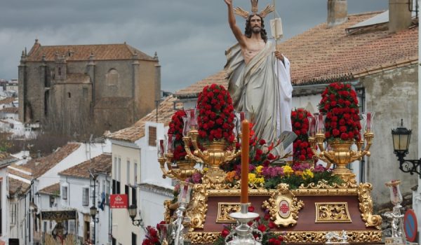 Cristo Resucitado, subiendo la calle Empedrada en dirección a la Casa Hermandad del Santo Entierro.