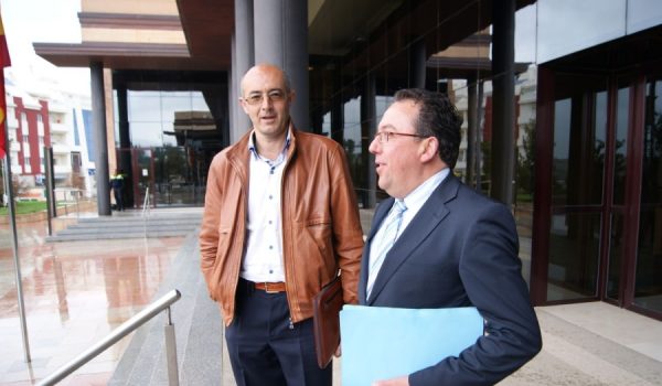 Godino, a la derecha, acompañado por el Teniente de Alcalde, José Antonio Bautista.