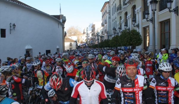 Los participantes de la modalidad de Mountain Bike, momentos antes de la salida.