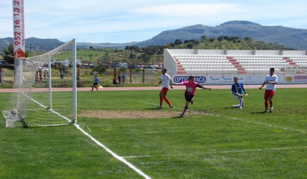 El visitante Javilillo celebra uno de los dos goles que materializó en la Ciudad Deportiva.