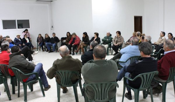 Alrededor de cincuenta vecinos participaron en la reunión con la alcaldesa y el edil de Pedanías, Jesús Vázquez.