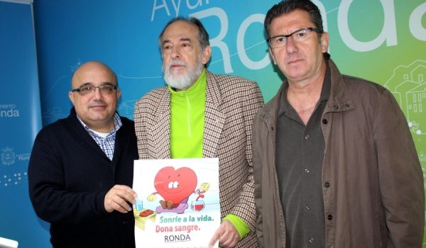 El concejal de Salud, a la izquierda, junto a representantes de Cruz Roja en Ronda.