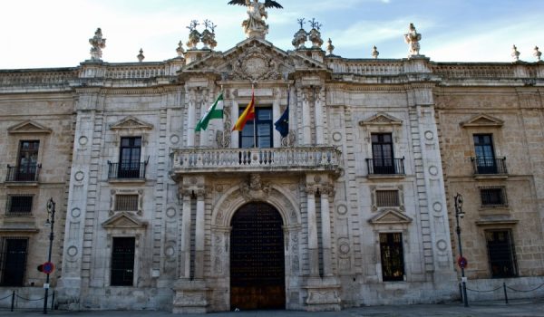 Las becas están destinadas a estudiantes de facultades o escuelas superiores, nacidos en Ronda o en la localidad pacense de Llerena.