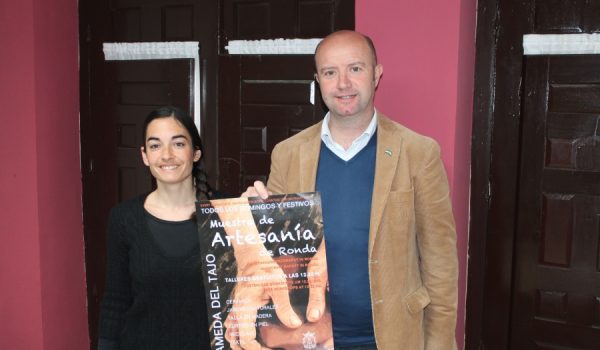 Diana Higueras, en representación de la Asociación de Artesanos de Ronda, acompañada por el concejal Ángel Vázquez.