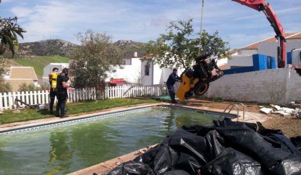 Una grúa tuvo que retirar el vehículo del interior de la piscina.
