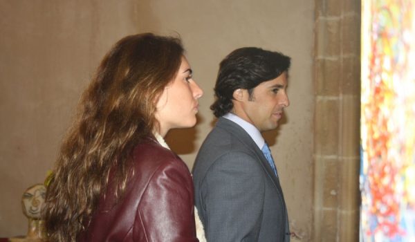 Lourdes Montes y Francisco Rivera, en el acto en el que Antonio Sánchez Gómez, fundador de la revista ¡Hola!, fue nombrado Hijo Predilecto de la ciudad.