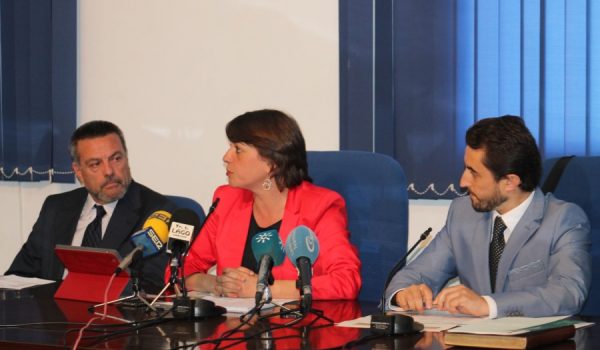 Elena Cortés, acompañada del delegado provincial de Vivienda y Fomento, Manuel García; y el alcalde de Arriate, Melchor Conde.