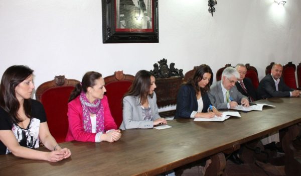 Representantes del equipo de Gobierno y BANCOSOL, durante la firma del convenio.