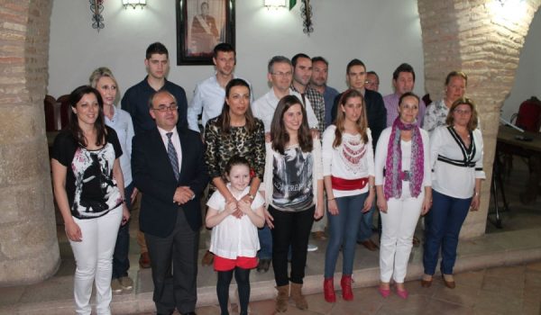 Imagen de los alumnos becados, junto a representantes del Ayuntamiento de Ronda.