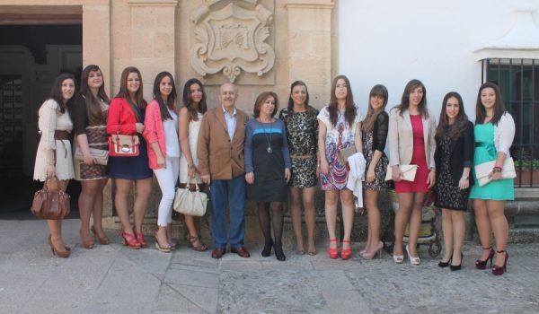 Las flamantes Damas Goyescas y su presidenta, han posado hoy junto a Vicente Becerra y María de la Paz Fernández.