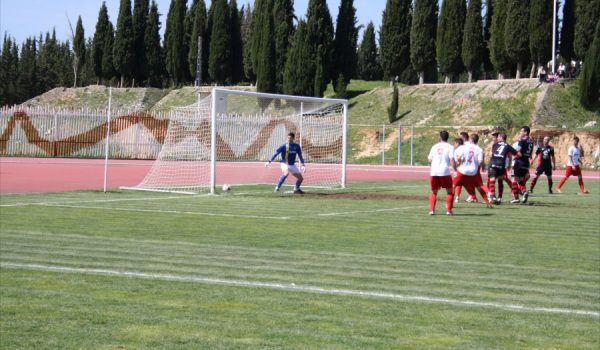 El visitante Niza consiguió el primer gol del partido en esta acción.